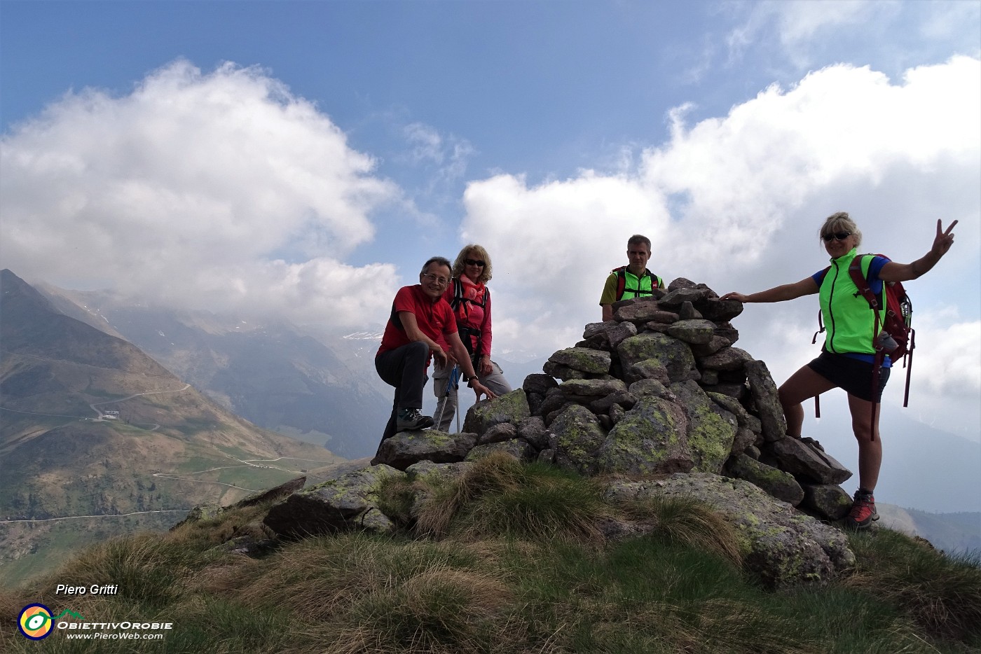 36  In vetta al Monte MIncucco (2001 m) con vista verso Passo San Marco.JPG